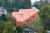 Wohnkomplex mit 3 roten Häusern