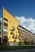 Balkone an gelber Häuserfassde-W